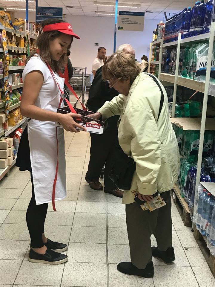 Promotérky na ochutnávku pečiva Penam Hradec Králové